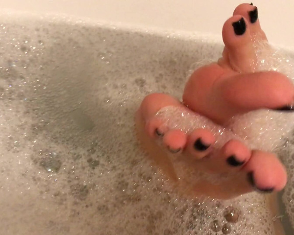 Footsiegalore aka Footsiegalore OnlyFans - Only fans exclusive! Dripping wet bubbly toes 5 min video for my very special footsie fans!!