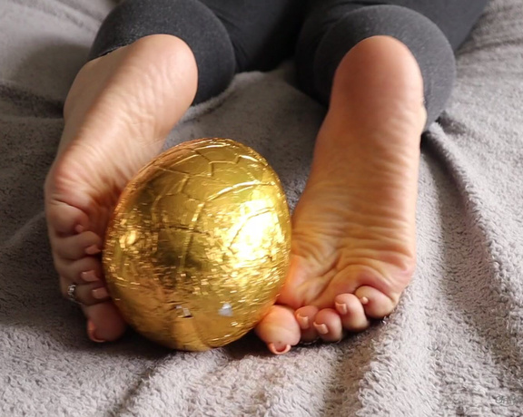 Footsiegalore aka Footsiegalore OnlyFans - This is how you unwrap an Easter egg