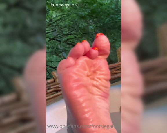 Footsiegalore aka Footsiegalore OnlyFans - Wet super wrinkled up bath toes, these close ups show every little teeny wrinkle and my cute foot