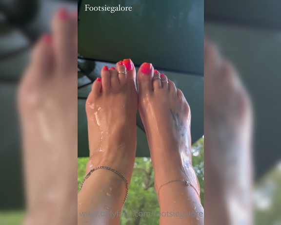 Footsiegalore aka Footsiegalore OnlyFans - Wet super wrinkled up bath toes, these close ups show every little teeny wrinkle and my cute foot