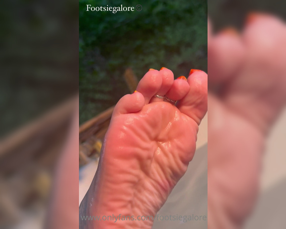 Footsiegalore aka Footsiegalore OnlyFans - Wet super wrinkled up bath toes, these close ups show every little teeny wrinkle and my cute foot