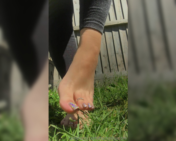 Footsiegalore aka Footsiegalore OnlyFans - Only fans exclusive! Barefoot in the grass soles and toes and sparkles galore!