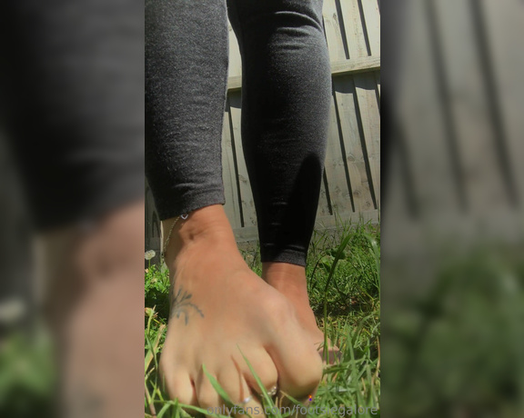 Footsiegalore aka Footsiegalore OnlyFans - Only fans exclusive! Barefoot in the grass soles and toes and sparkles galore!