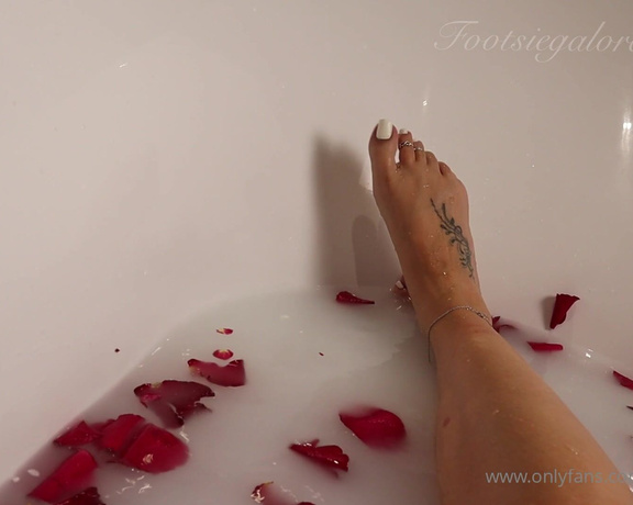 Footsiegalore aka Footsiegalore OnlyFans - 4 minutes of milky rose bath heaven just look how soft and smooth my soles look as I run my finger