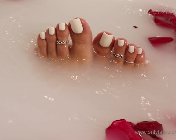 Footsiegalore aka Footsiegalore OnlyFans - 4 minutes of milky rose bath heaven just look how soft and smooth my soles look as I run my finger