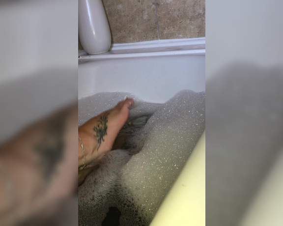 Footsiegalore aka Footsiegalore OnlyFans - Only fans exclusive! Sexy bubble bath video from today with my wrinkly soles
