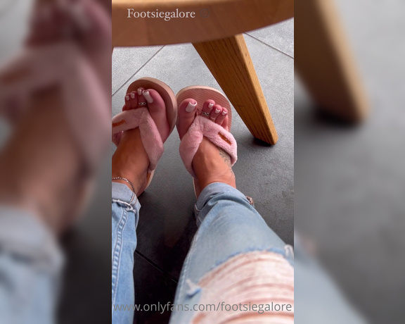 Footsiegalore aka Footsiegalore OnlyFans - Coffee shop Flip flop Friday! Watch my feet while I eat my breakfast and grab a coffee to get me goi