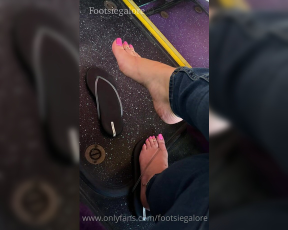 Footsiegalore aka Footsiegalore OnlyFans - Dangling these flip flops on the bus! keep watching to see up close and how dirty my soles are from