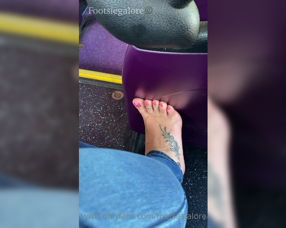 Footsiegalore aka Footsiegalore OnlyFans - Dangling these flip flops on the bus! keep watching to see up close and how dirty my soles are from