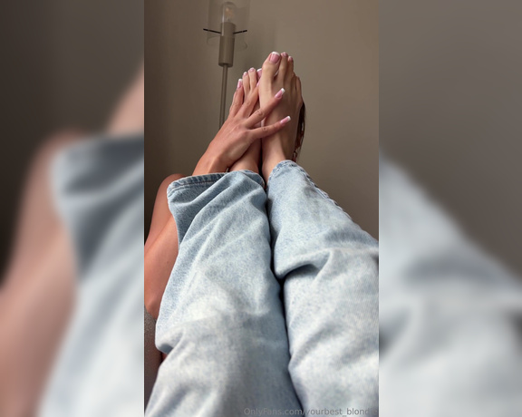 Letty blondie aka yourbest_blondie - 08-02-2025 OnlyFans Video - Just a calm, intimate momentLola gets up close with my feet while we relax together