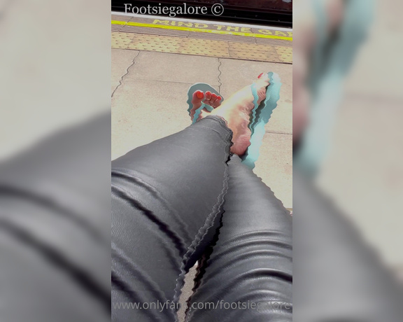 Footsiegalore aka Footsiegalore OnlyFans - Just flipping and flopping while waiting for my train! So many people were looking at me but I absol