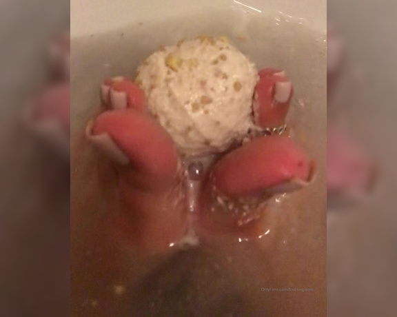 Footsiegalore aka Footsiegalore OnlyFans - Lush butterball bath bomb made my feet so soft