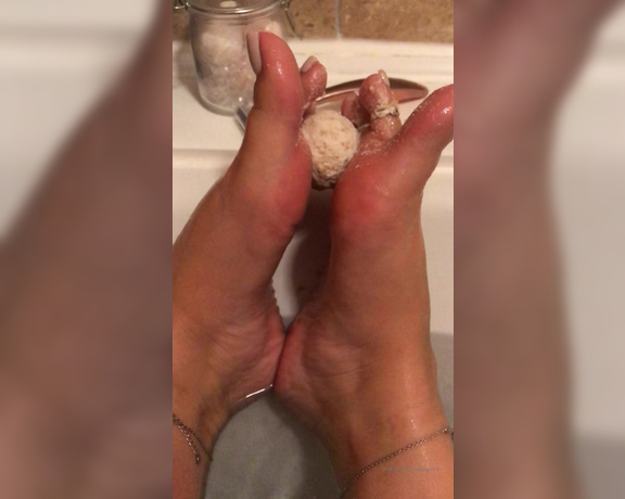 Footsiegalore aka Footsiegalore OnlyFans - Lush butterball bath bomb made my feet so soft