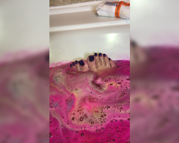 Footsiegalore aka Footsiegalore OnlyFans - Only fans exclusive! Bath time bath bomb fun!