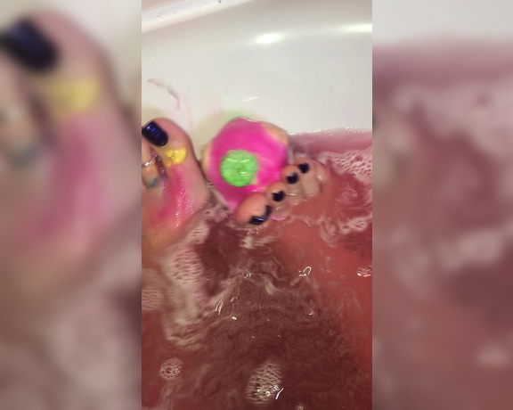 Footsiegalore aka Footsiegalore OnlyFans - Only fans exclusive! Bath time bath bomb fun!