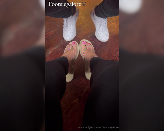 Footsiegalore aka Footsiegalore OnlyFans - Out for lunch, if you could hear my flip flops slapping against my soles how badly would you wish