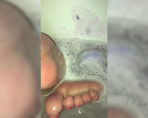 Footsiegalore aka Footsiegalore OnlyFans - Wet bath bomb toes