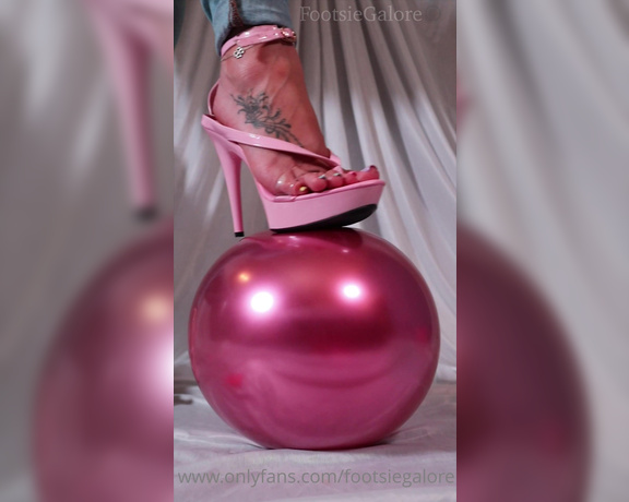 Footsiegalore aka Footsiegalore OnlyFans - This is one of those noises that you either love or hate popping balloons fun!