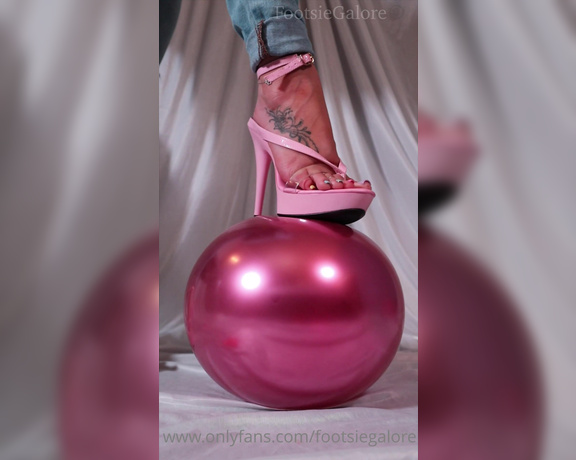 Footsiegalore aka Footsiegalore OnlyFans - This is one of those noises that you either love or hate popping balloons fun!