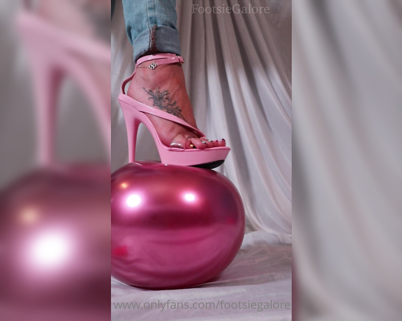 Footsiegalore aka Footsiegalore OnlyFans - This is one of those noises that you either love or hate popping balloons fun!