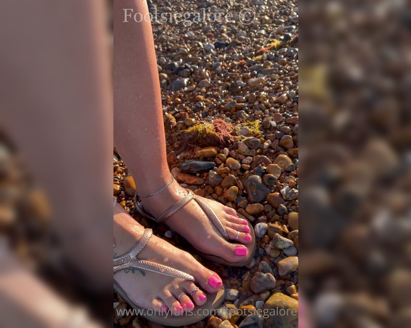 Footsiegalore aka Footsiegalore OnlyFans - Seaside Sunday!! The sound of the sea and feeling it swirl around my toes and soles is just heavenly