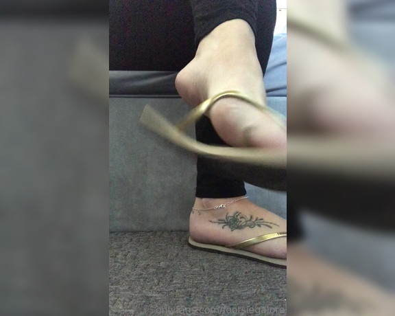 Footsiegalore aka Footsiegalore OnlyFans - Here’s a lil flip flop dangle for you guys today Any flip flop lovers here