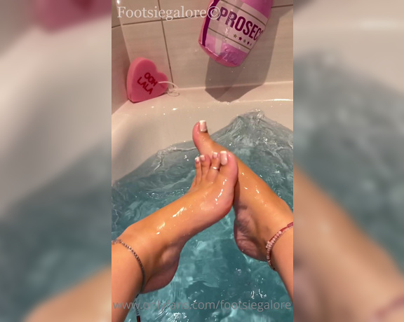 Footsiegalore aka Footsiegalore OnlyFans - Splashing fun and feeling wild watch out you might get wet!