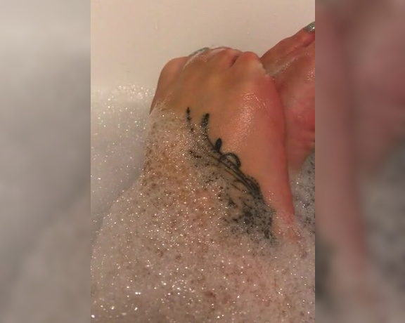 Footsiegalore aka Footsiegalore OnlyFans - Only fans exclusive! Little video of my hot, pink little tootsies in the bath! Who else likes their