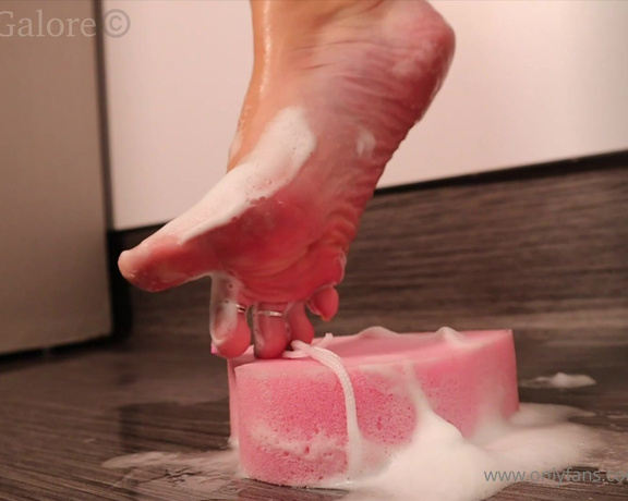 Footsiegalore aka Footsiegalore OnlyFans - Squeaky clean Saturday! My toes squishing a sponge ready to make a frothy explosion all in between