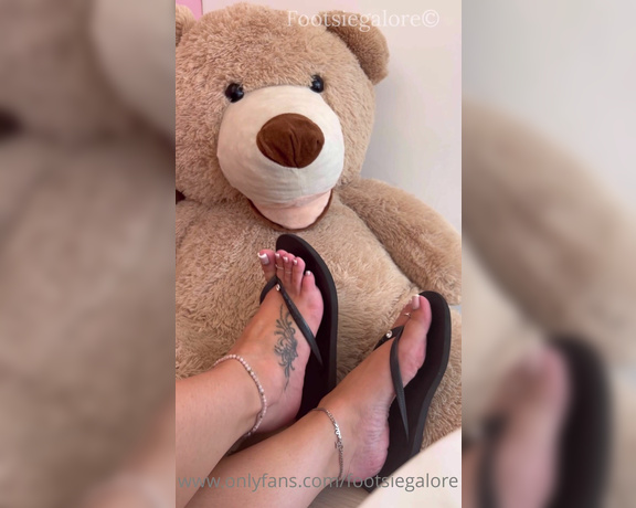 Footsiegalore aka Footsiegalore OnlyFans - Went to the cutest caf, had a coffee with a big hunky teddy bear and got a little carried away  1