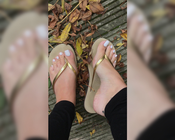 Footsiegalore aka Footsiegalore OnlyFans - Only fans exclusive! Crunchy leaves under my Havaianas, vid