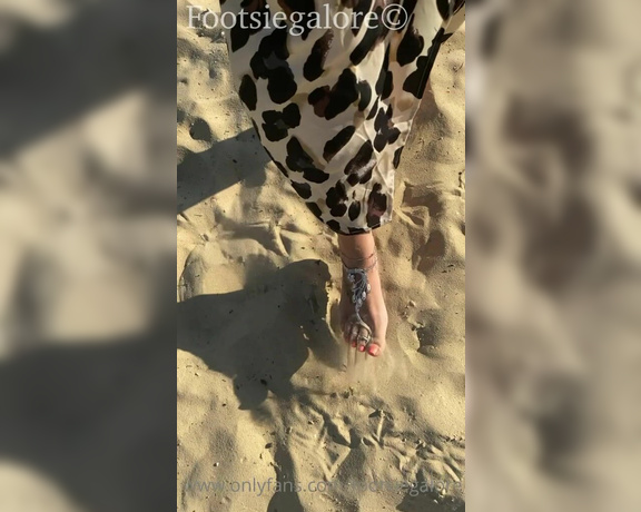 Footsiegalore aka Footsiegalore OnlyFans - Fun in the sun with Footsie! Do you mind getting a little Sandy with