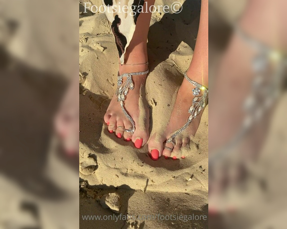 Footsiegalore aka Footsiegalore OnlyFans - Fun in the sun with Footsie! Do you mind getting a little Sandy with