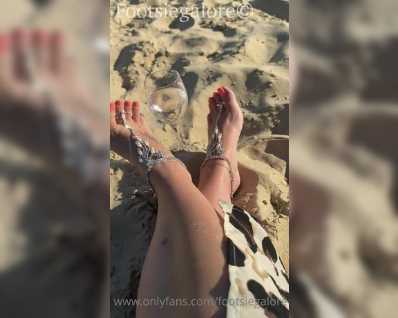 Footsiegalore aka Footsiegalore OnlyFans - Fun in the sun with Footsie! Do you mind getting a little Sandy with