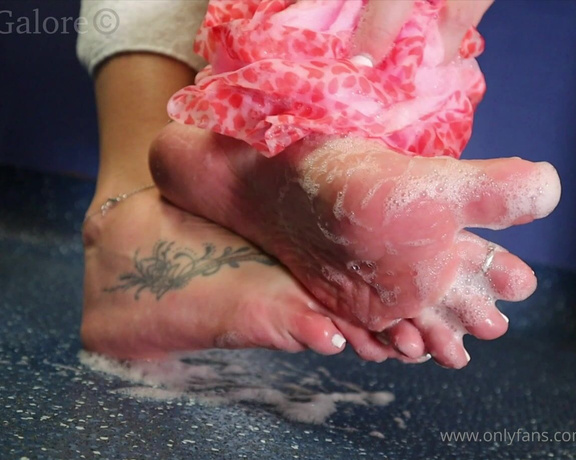 Footsiegalore aka Footsiegalore OnlyFans - Soapy Sunday, cleaning these tired feet from a busy week and popping all these tiny bubbles on