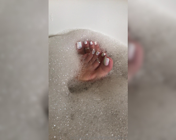 Footsiegalore aka Footsiegalore OnlyFans - Bath time tootsies clip