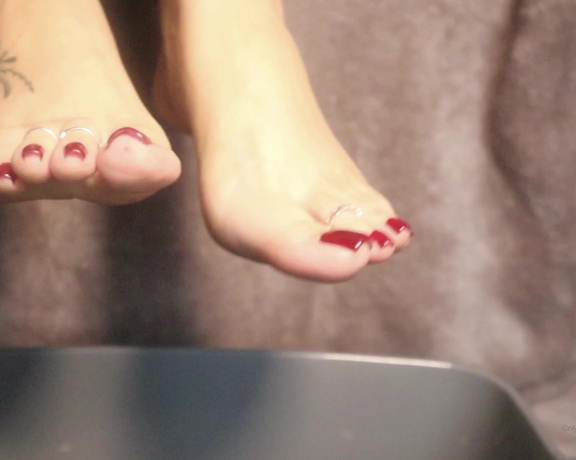 Footsiegalore aka Footsiegalore OnlyFans - Warm milk footsie foot bath! 9 minute video of pure dripping pampered toes