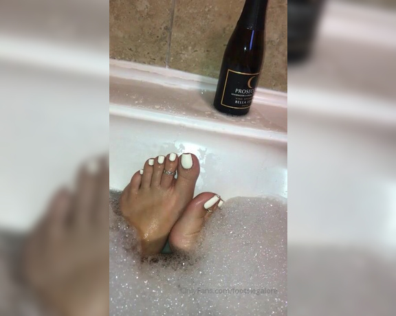 Footsiegalore aka Footsiegalore OnlyFans - Bubbles and more bubbles