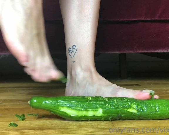 Vixen Arches aka Vixenarches OnlyFans - Shredding a cucumber with my long bare toenails (1 min video Full video on my clipstore)