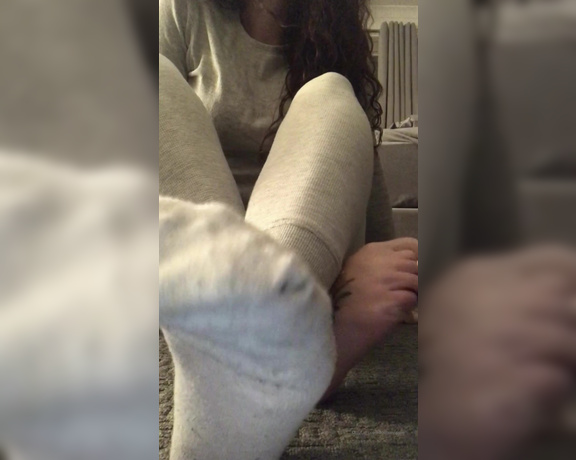 Footsiegalore aka Footsiegalore OnlyFans - I can’t sleep in socks so here’s a little vid of me peeling them off before bed last night