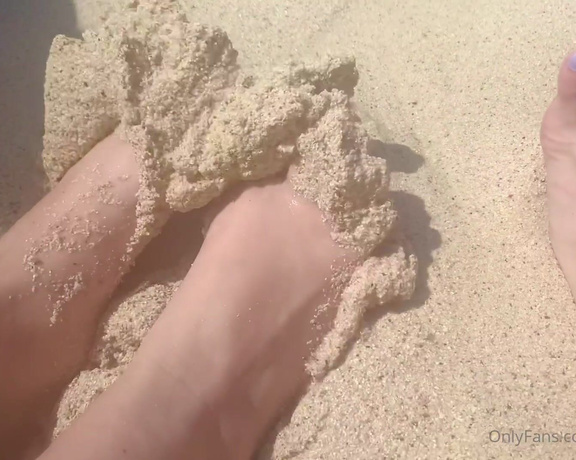 Vixen Arches aka Vixenarches OnlyFans - Talking about feet with my friends on the beach One of them is thinking about making a page