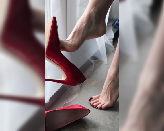 Vixen Arches aka Vixenarches OnlyFans - Beautiful new red heels from a fan
