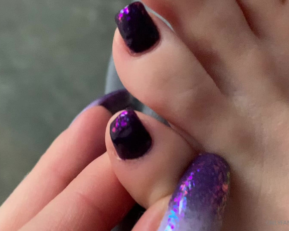 Vixen Arches aka Vixenarches OnlyFans - So obsessed with these unicorn flakes on my toenails they look slightly different depending