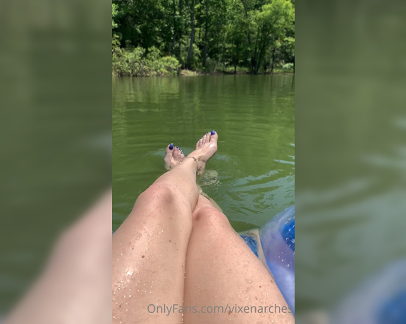 Vixen Arches aka Vixenarches OnlyFans - Chill with me by the lake