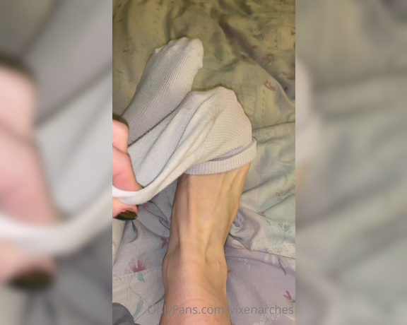 Vixen Arches aka Vixenarches OnlyFans - A little sock removal and toe closeups before bed