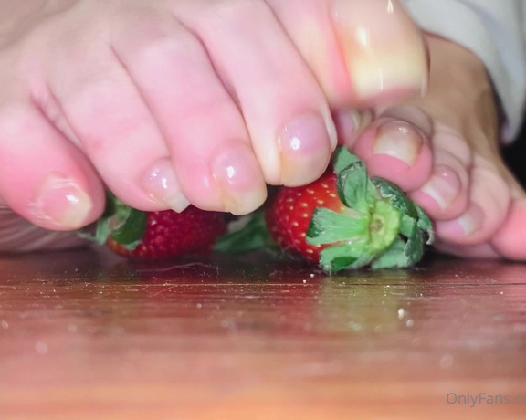 Vixen Arches aka Vixenarches OnlyFans - The unfortunate fate of the strawberries