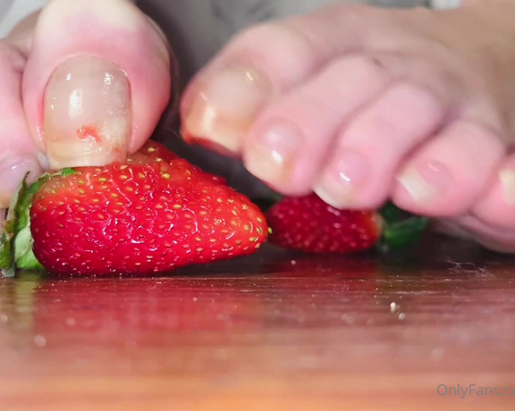 Vixen Arches aka Vixenarches OnlyFans - The unfortunate fate of the strawberries