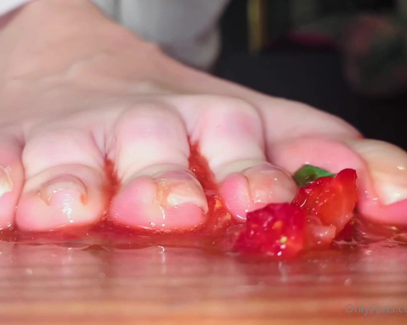 Vixen Arches aka Vixenarches OnlyFans - The unfortunate fate of the strawberries