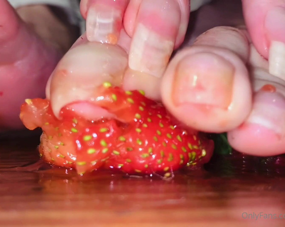 Vixen Arches aka Vixenarches OnlyFans - The unfortunate fate of the strawberries