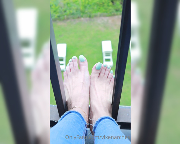 Vixen Arches aka Vixenarches OnlyFans - Balcony foot tease